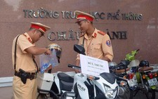 CSGT phát miễn phí bút thước, áo mưa cho thí sinh