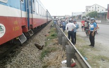 Tàu hỏa va xe máy qua lối mở bất hợp pháp, mẹ chết, con nguy kịch