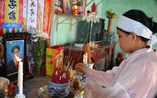 Bạn đọc Tuổi Trẻ sẻ chia với cô học trò đeo 2 vòng tang đi thi