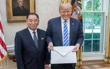 Phỏng đoán tưng bừng về lá thư to bất thường gửi ông Trump