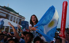 Tình yêu bóng đá qua lời ca cổ động viên Argentina