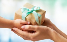 Món quà bị ghét bỏ và bà mẹ khoe khoang 'làm từ thiện'