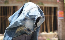 Người Hà Nội kín mít như ninja trong cái nóng gần 40 độ C