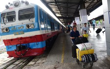 Khách ngày càng giảm, tàu lửa lại càng tăng giá vé