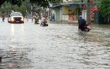 Mưa lớn kéo dài, đường phố Hà Tĩnh thành sông