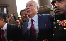 Cựu thủ tướng Malaysia ra tòa, đối mặt hàng chục năm tù