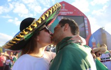 Muốn được hôn, cứ dắt người yêu đi xem World Cup