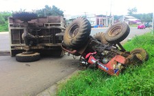 Xe máy cày chở 21 người va chạm xe tải, 2 người chết