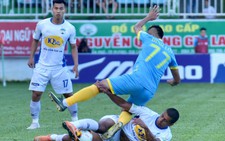 Hàng thủ Hoàng Anh Gia Lai tặng 3 điểm cho Sanna Khánh Hòa