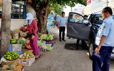 Báo tin chiếm vỉa hè:  2 giờ có người đến dẹp