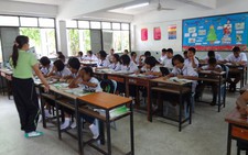 Các nước 'quản' sách giáo khoa ra sao?
