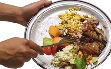 'Vì lời đàm tiếu tôi rất ngại lấy thức ăn thừa mang về'