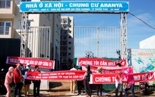 Chủ đầu tư chậm giao nhà, người dân vây công trường phản đối