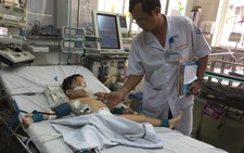 Hai bé trai bị chó cắn thương tâm