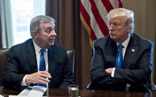 Ông Trump văng tục khi nói về dân nhập cư