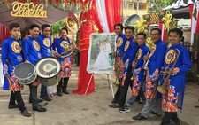 Chú rể gây bất ngờ khi đón dâu với dàn kèn Tây