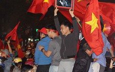 Biển người trên đường phố Hà Nội mừng chiến thắng U23 Việt Nam