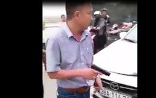 Sau khi húc văng xe máy, tài xế ôtô rút súng dọa bắn người