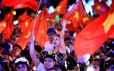Càng về khuya, cổ động viên ăn mừng càng sung