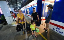 Đường sắt nhiều tàu mới nhưng vẫn lo... cò vé