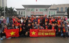 Cổ động viên Móng Cái lặn lội sang Thường Châu cổ vũ U23 Việt Nam