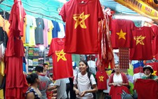 Tấp nập mua đồ cổ vũ đội tuyển U-23 VN trước giờ chung kết