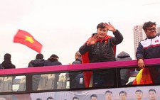 Dễ thương cảnh thủ môn Tiến Dũng 'bỏ chạy' fan cuồng ở sân bay