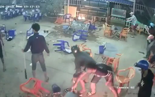 Video nhóm thanh niên mang hung khí phá tan quán nhậu