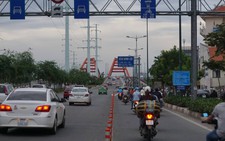 Lắp dải phân cách ở cầu Bình Lợi ngăn xe máy chạy vào làn ô tô