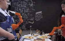 Cánh tay robot đút thức ăn cho người nở nụ cười