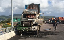 Bình Định: Xe container đang chạy thì cháy rụi đầu máy