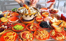 'Giật mình' nghe con trẻ cư xử trong tiệc buffet