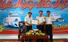 Quà tết của Tuổi Trẻ đến với cán bộ, chiến sĩ Vùng Cảnh sát biển 4