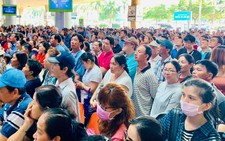 Tân Sơn Nhất nghẹt người đón Việt kiều về ăn Tết nhưng vẫn đều tăm tắp