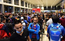 Vạ vật xếp hàng từ 3h sáng tại sân bay Tân Sơn Nhất chờ về quê