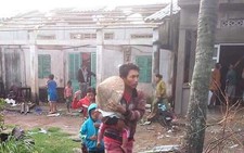 Lốc xoáy làm sập và tốc mái 60 căn nhà ở Sóc Trăng