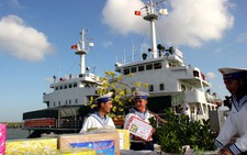 Hoa mai, hoa lan nối Tết từ đất liền ra nhà giàn