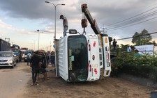 Xe ben lật đè chết người đi xe máy băng qua đường