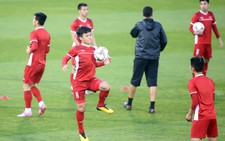Tuyển Việt Nam rèn bóng bổng đối phó Iraq