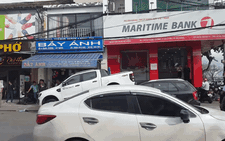 Xe bán tải lùa hai xe máy rồi bay lên đầu xe ôtô khác nằm