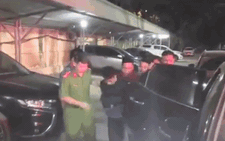 Video: Hai nghi phạm sát hại nam sinh chạy Grab bị bắt và áp giải về trụ sở công an
