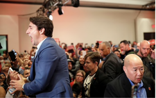 Thủ tướng Canada mặc áo chống đạn khi... tranh cử