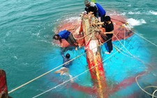 Tàu cá bị chìm khi tránh trú gió ở vùng biển Cù Lao Chàm
