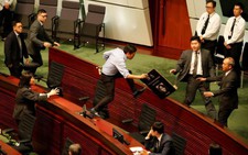 Hơn chục nghị sĩ Hong Kong bị lôi khỏi phòng họp vì la hét om sòm