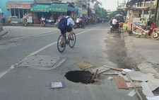 Hố “tử thần” xuất hiện gần trường học, tiềm ẩn tai nạn giao thông