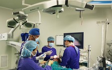 Thanh niên 26 tuổi 'yếu chân lỏng gối' vì hít 10 quả bóng cười/tuần