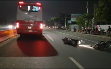 Chạy xe máy sóng đôi va quẹt ngã ra đường, một người bị cán chết