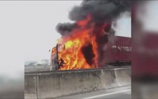 Xe container cháy ngùn ngụt trên đường dẫn cao tốc