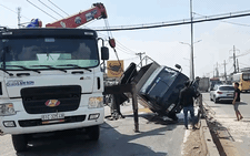 Video: Xe tải lật ngang trên quốc lộ sau khi đâm vào dải phân cách