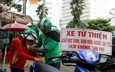 'Thằng hâm' chạy Grab miễn phí khắp Sài Gòn